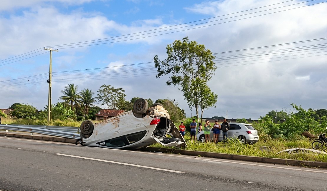 Motorista fica ferido após perder controle da direção e carro capotar na Vila Bananeiras