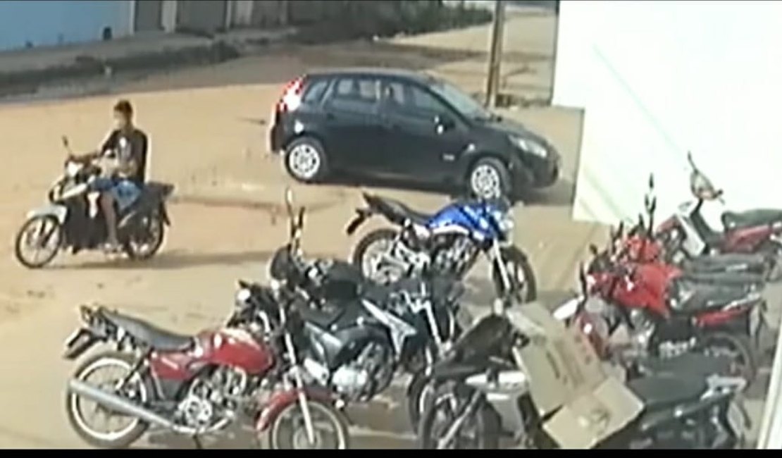Vídeo mostra jovem furtando motocicleta enquanto proprietária estava trabalhando, em Arapiraca