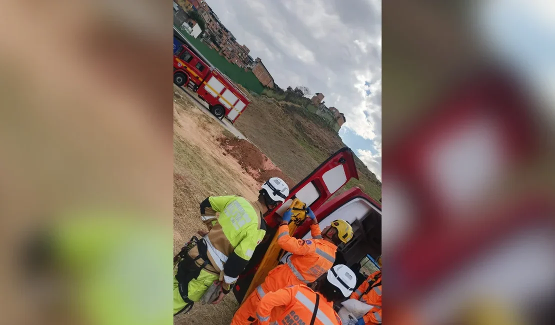 Coveiro cai em cova de quatro metros durante sepultamento e é resgatado por bombeiros com técnica de rapel
