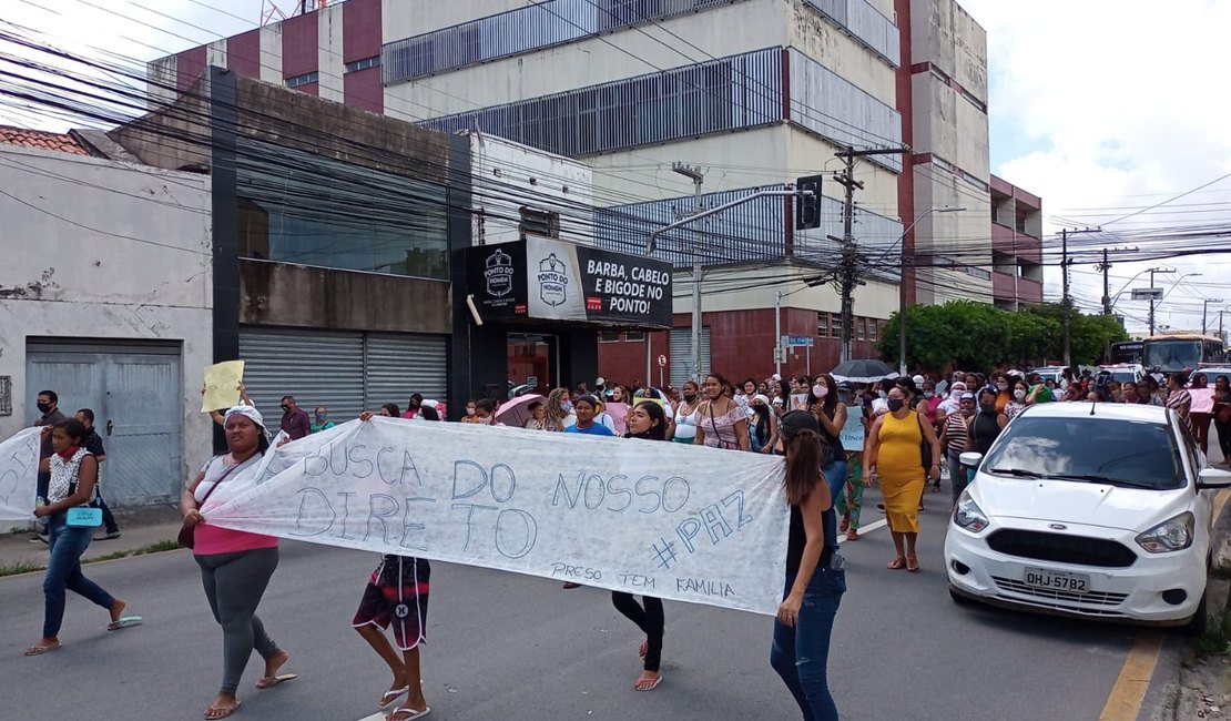 Familiares de presos protestam em Maceió contra suspensão de visitas