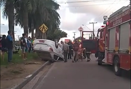 VÍDEO. Taxista perde controle da direção e capota veículo na Durval de Góes Monteiro