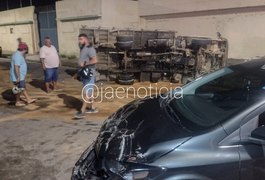 Condutora não respeita sinalização, avança com carro e colide em caminhão no Centro de Arapiraca