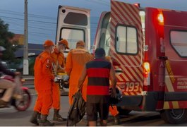 Colisão entre ônibus escolar e motocicleta deixa motociclista ferido na AL-220, no bairro Brasiliana