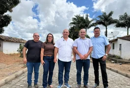 Prefeito Leandro Silva cumpre promessa e leva calçamento ao povoado Olho D’Água