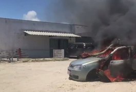 Carro é incendiado na Serraria, Maceió