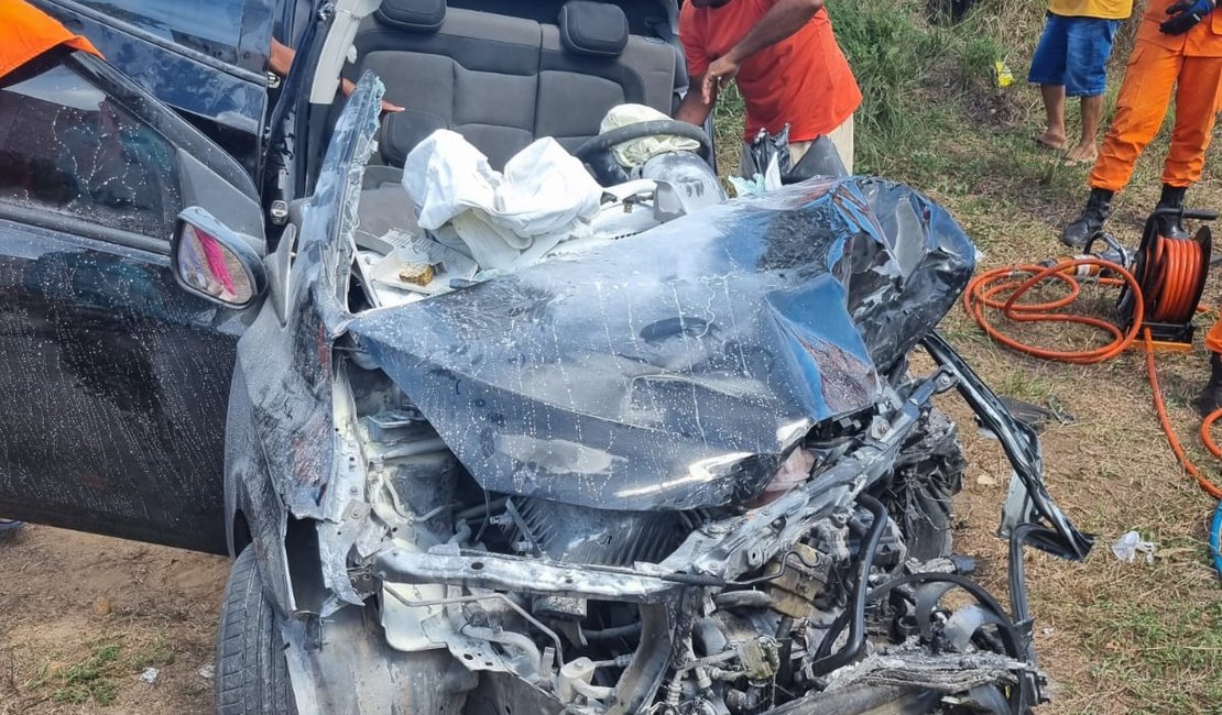 Acidente entre veículo de grande porte e carro deixa vítima presa às ferragens na AL-101 Sul