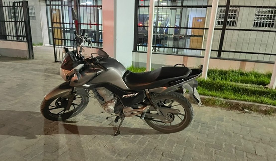 Companhia de Choque aborda condutor com moto roubada no Clima Bom