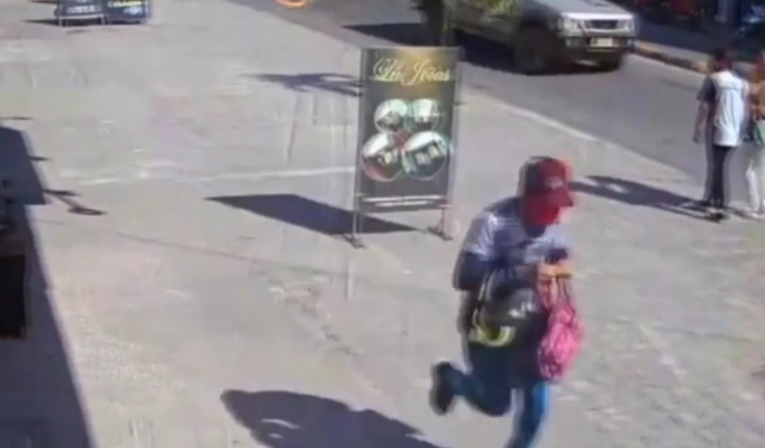 Latido de cachorro impede assalto de joalheria no Centro de Delmiro Gouveia; entenda e veja o vídeo