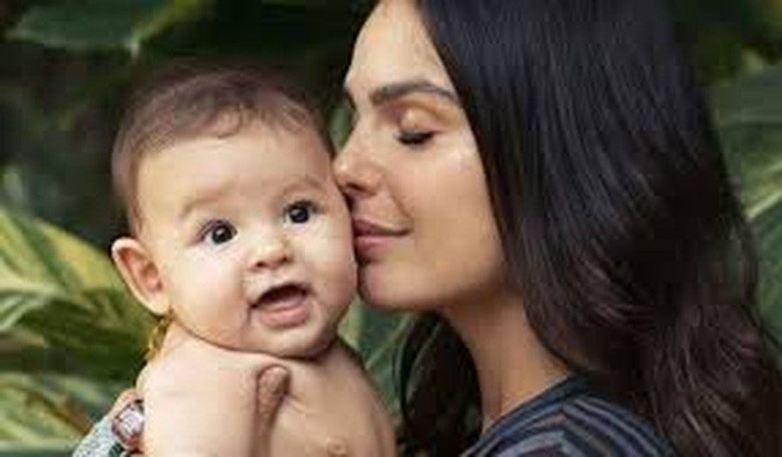 Isis Valverde curte Fernando de Noronha com o filho Rael, de 7 meses