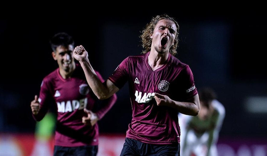 São Paulo vira sobre Lanús, mas gol nos acréscimos elimina time da Sul-Americana