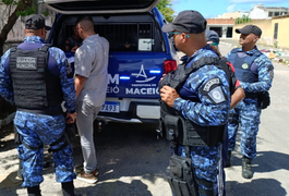 Homem é preso por suspeita de tráfico de drogas na Praça da Faculdade, em Maceió