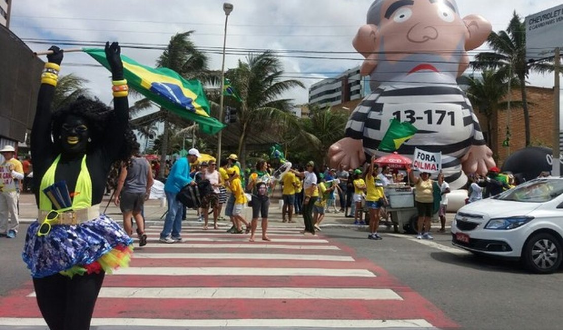 Manifestantes pedem afastamento definitivo de Dilma