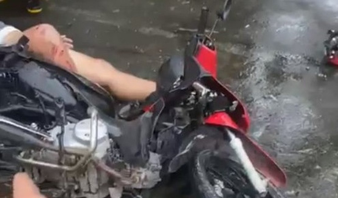 Três pessoas ficam gravemente feridas em acidente entre ônibus e moto, em Maceió