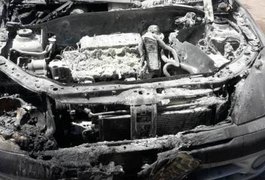 Vídeo: Fogo destrói parcialmente um carro no bairro Brasília, em Arapiraca