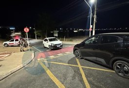 Motorista trafega na contramão e colide com carro elétrico em Arapiraca