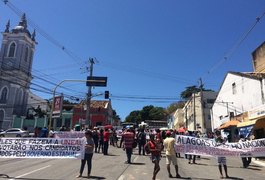 Professores e técnicos da Uneal entram em greve e protestam na capital