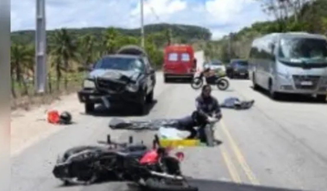 Mulher morre em acidente entre carro e motocicleta no Benedito Bentes, em Maceió