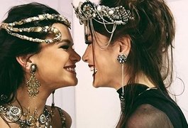 Bruna Marquezine ostenta decotão em foto com Maria Casadevall