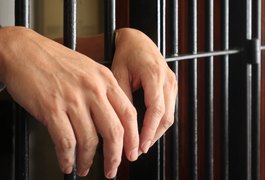 Procurado por matar homem a facadas e pedradas em Roteiro é capturado após retornar para a cidade