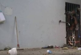 Com Central de Polícia lotada, presos ficam aguardando nas viaturas, em Arapiraca