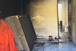 Residência pega fogo e assusta moradores em Maceió