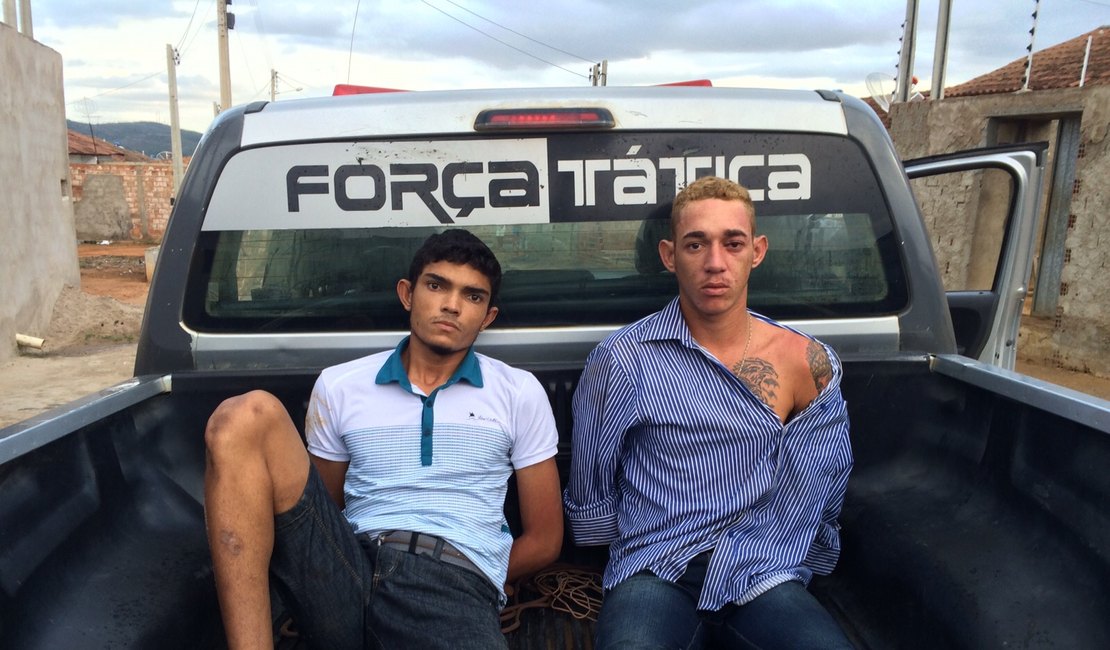 Jovens são detidos com arma de fogo e veículo roubado, em Arapiraca