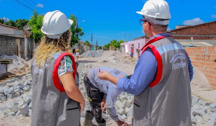 Prefeitura de Penedo está concluindo obras de pavimentação e drenagem em diferentes bairros