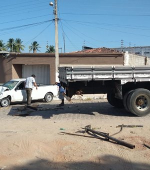 Colisão envolvendo veículo de passeio e caminhão é registrada no bairro Baixa Grande, em Arapiraca