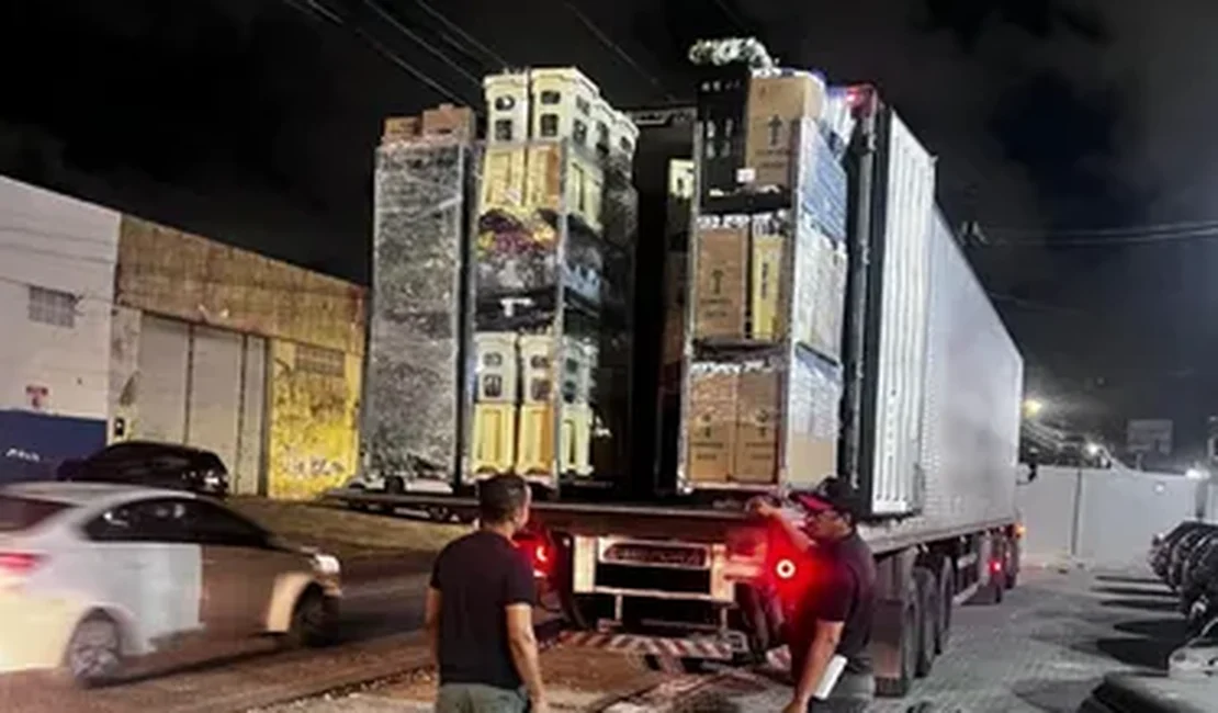 Carga de flores avaliada em R$ 104 mil e sem documentação fiscal é apreendida, em Maceió