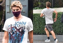 Reynaldo Gianecchini 'foge' de fotógrafo e brinca: 'Pra se exercitar comigo'