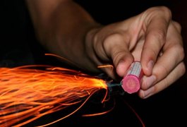 Homem acorda vizinhos soltando bombas na madrugada e é levado para delegacia no interior de AL