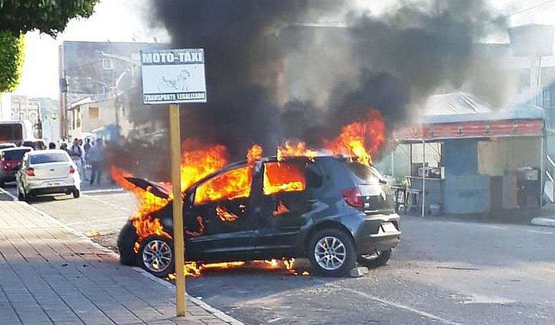 Veículo pega fogo no Centro de São Miguel dos Campos