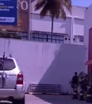 Funcionário de farmácia é feito refém durante assalto em Maceió; VEJA OS VÍDEOS