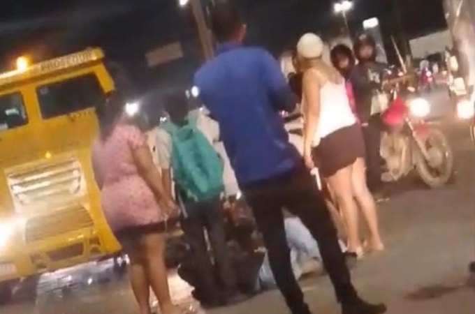 Acidente entre carro-forte, moto e caminhão-guincho deixa uma pessoa ferida na AL-220, em frente ao shopping