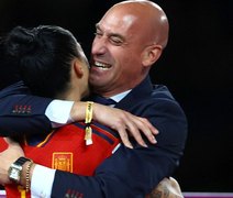 Presidente da Federação Espanhola se desculpa por beijar atleta campeã