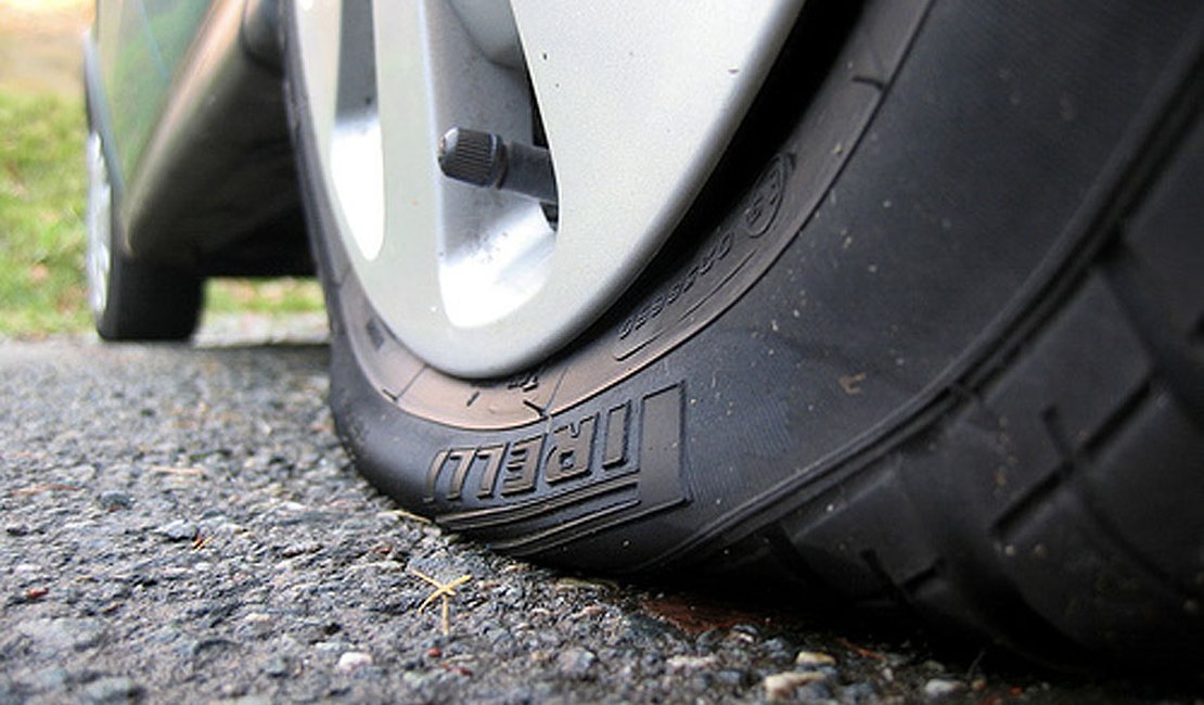 Indivíduos furam pneus de veículo nas proximidades do Ginásio Santa Afra, em Arapiraca
