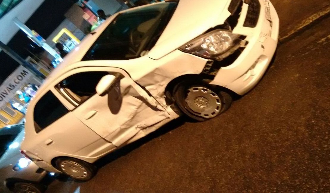 Na contramão, motorista causa acidente envolvendo três veículos e foge, em Arapiraca