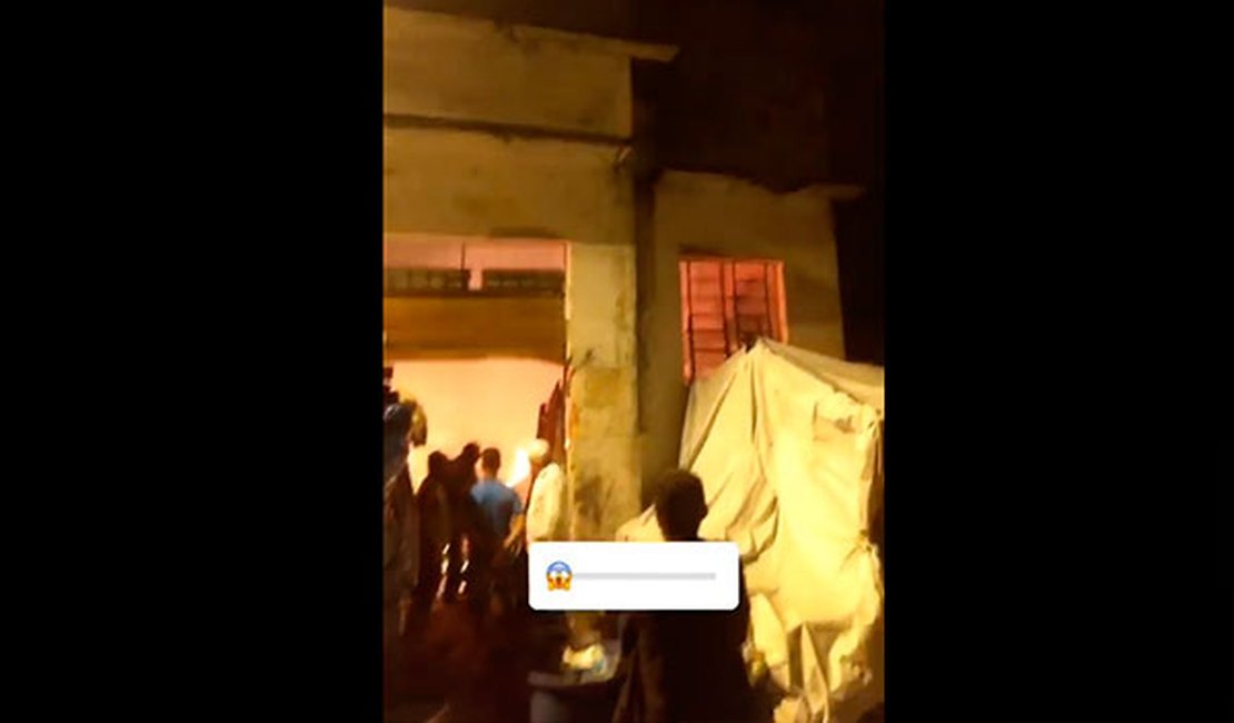 Galpão de materiais recicláveis pega fogo no Sertão