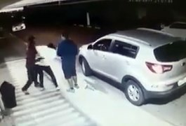 VÍDEO: Mãe enfrenta assaltantes para tirar filho do carro no interior de SP