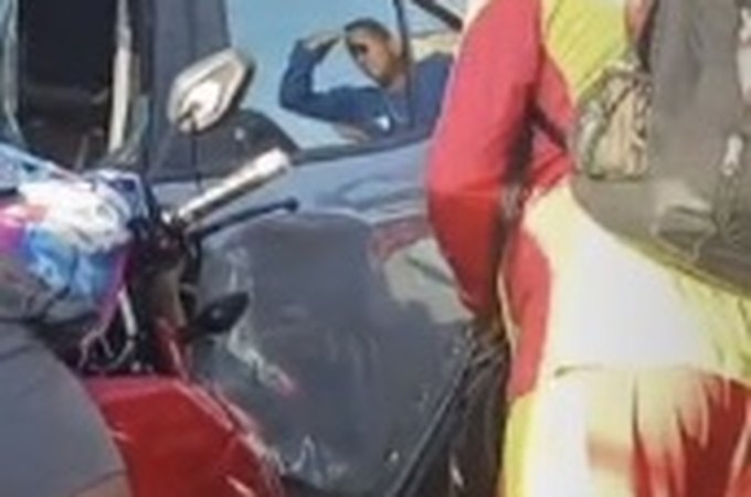 Motociclista fica preso a carro após grave acidente em Penedo
