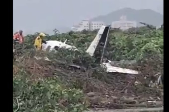 Avião de pequeno porte cai em praia de Navegantes (SC)