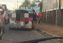 Vídeo: Mulheres 'pegam carona' em porta-malas de carro em Arapiraca