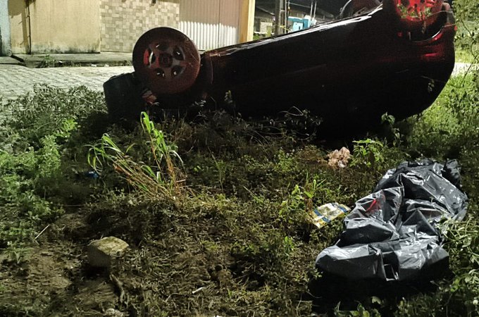 Homem morre em capotamento de carro em Arapiraca; gestante e três crianças sofrem ferimentos