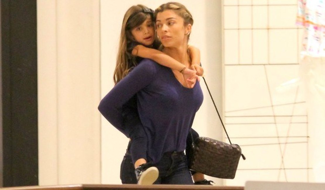 Grazi Massafera se diverte com a filha, Sofia, em shopping no Rio