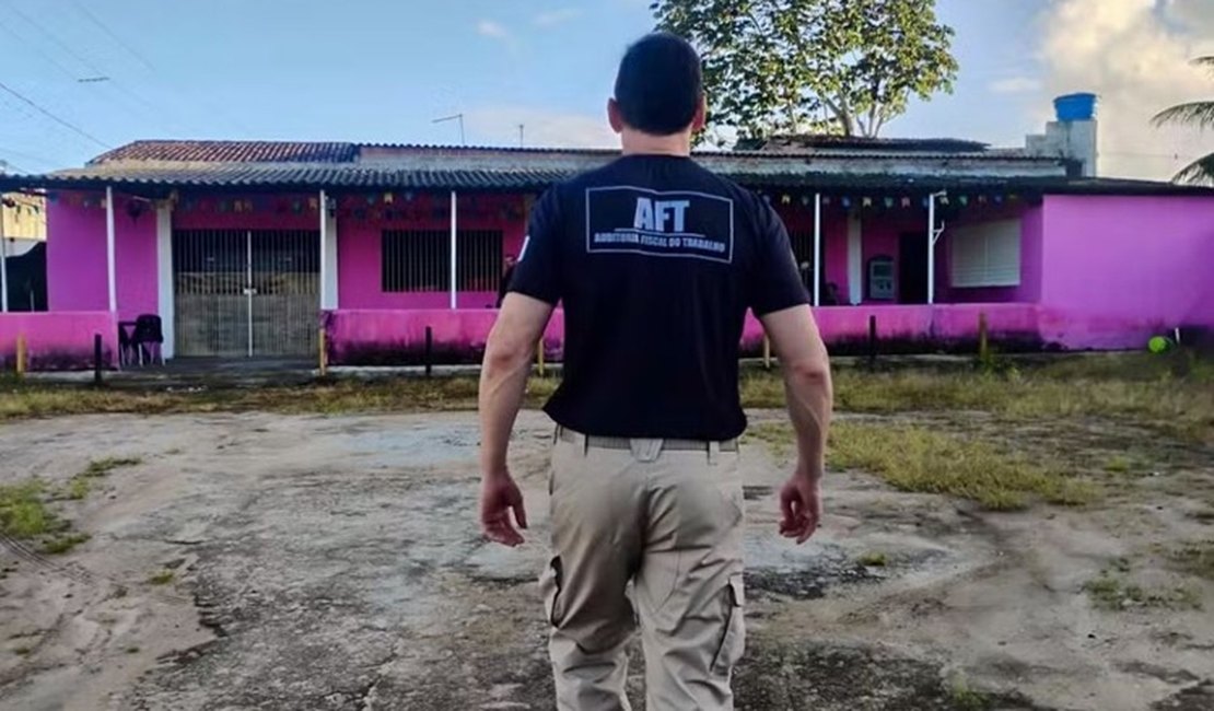 Mulheres resgatadas em operação tinham que fazer até 20 programas sexuais por dia e cumpriam jornadas de 14 horas, em Pernambuco
