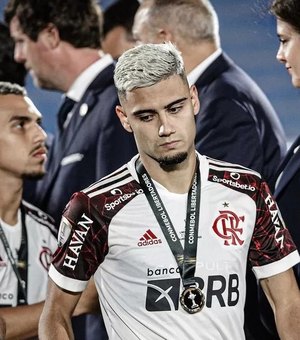 Andreas desaba em lágrimas nos braços da família e recebe carinho por retomada no Flamengo