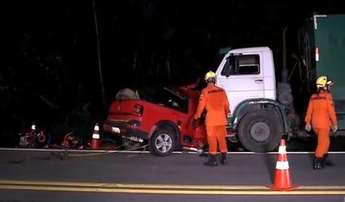 Colisão entre carro e caminhão deixa mortos em trecho da BR-101 em Pilar, AL