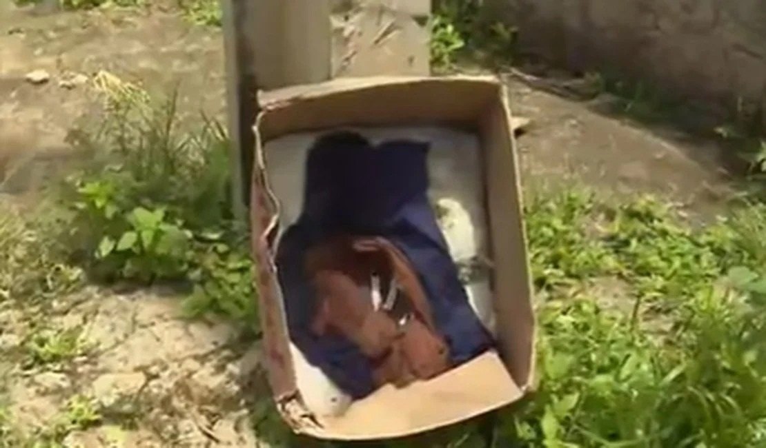Populares encontram recém-nascido em caixa de papelão, encostada em poste