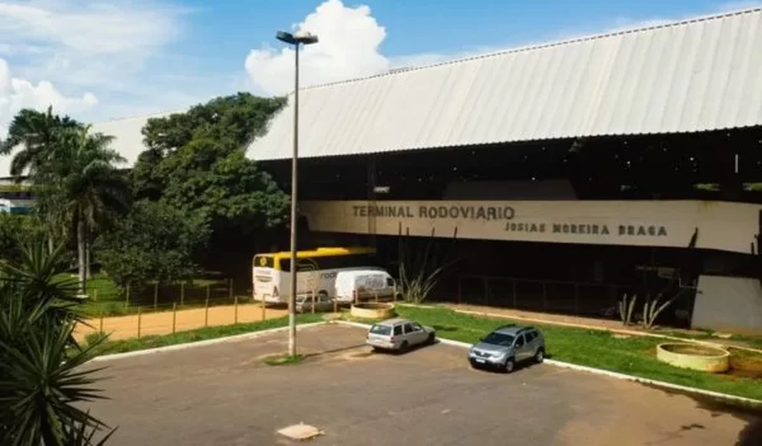 Pai faz sexo grupal no banheiro de rodoviária e deixa filha pequena trancada no carro, em Goiás