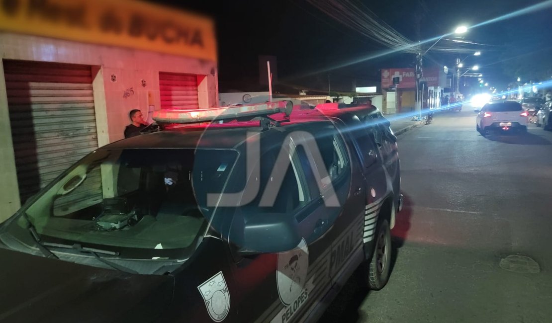 Homem é morto com disparos de arma de fogo no interior de bar, em Arapiraca